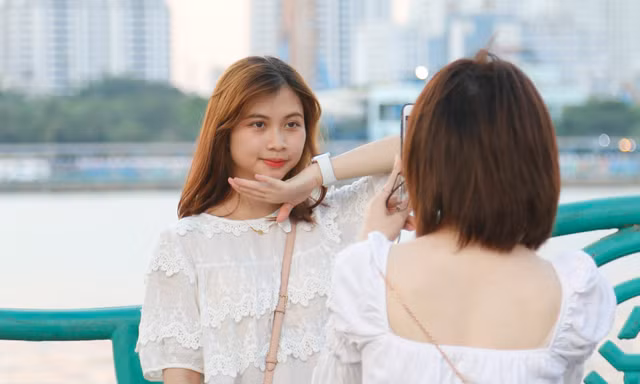 Các bạn trẻ tạo dáng chụp ảnh bên ở Hồ Tây, Hà Nội