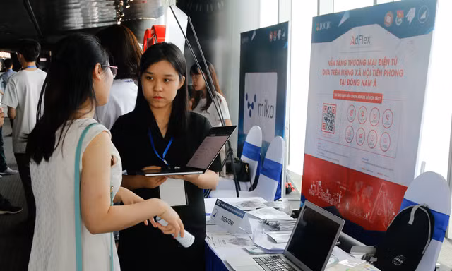 Nhà đầu tư, khách hàng trải nghiệm các sản phẩm của các startup