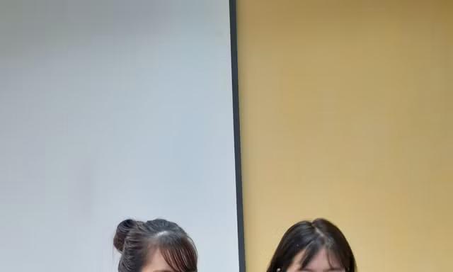 Hai cô giáo vùng cao Nguyễn Thị Sâm, Vũ Thị Hạt xây dựng thành công ứng dụng "tra cứu thuật ngữ Sinh học" cài đặt đơn giản, không cần Internet. 