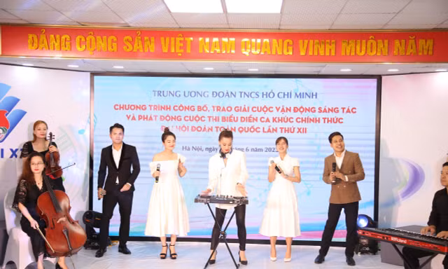 Thi biểu diễn ca khúc chính thức của Đại hội Đoàn XII
