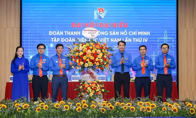 Bí thư T.Ư Đoàn Ngô Văn Cương (thứ 3, từ bên phải sang) tặng hoa chúc mừng Đại hội Đoàn EVN