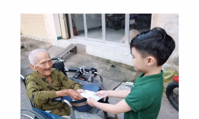 Hơn 3.000 bức ảnh ghi lại khoảnh khắc thiếu nhi làm việc tốt