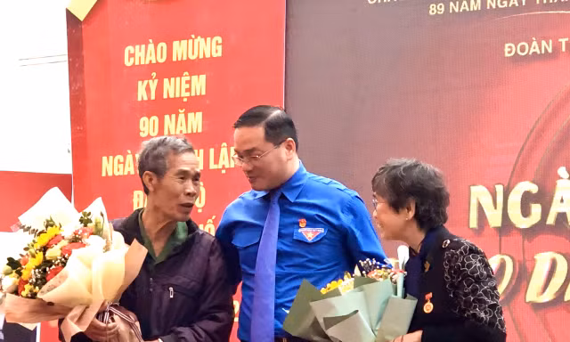 Anh Nguyễn Ngọc Việt, Bí thư Thành Đoàn Hà Nội tặng hoa cho các nhân chứng lịch sử giao lưu tại cầu truyền hình "Ngày đoàn viên - Theo dấu chân lịch sử"