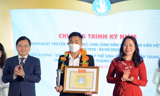 Bà Võ Thị Ánh Xuân, Phó Chủ tịch nước và anh Nguyễn Anh Tuấn, Bí thư thứ nhất T.Ư Đoàn trao danh hiệu "Sinh viên 5 tốt" cấp T.Ư năm 2021. Ảnh: Dương Triều