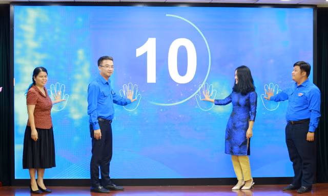 Các đại biểu nhấn nút phát động cuộc thi tương tác trực tuyến “Thanh niên chuẩn - Nói không với định kiến giới”.