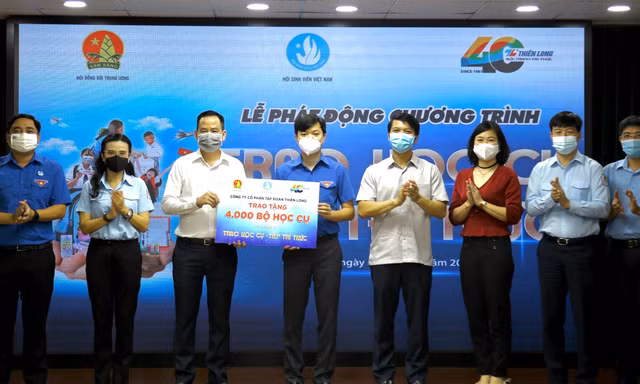 Đại diện Công ty Cổ phần Tập đoàn Thiên Long trao tặng 4.000 bộ học cụ (giai đoạn 1) cho chương trình “Trao học cụ - Tiếp tri thức” năm 2021.