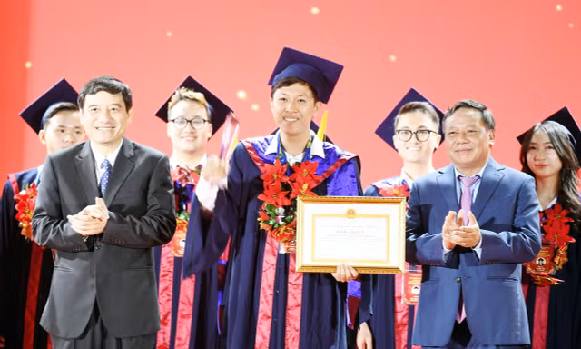 Tuyên dương 100 thủ khoa xuất sắc: Tạo nguồn nhân lực chất lượng cao phát triển của Thủ đô