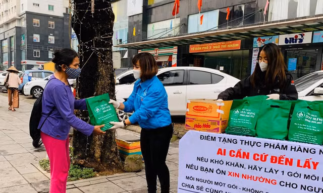 Những món quà được tuổi trẻ Thủ đô trao tận tay cho người dân