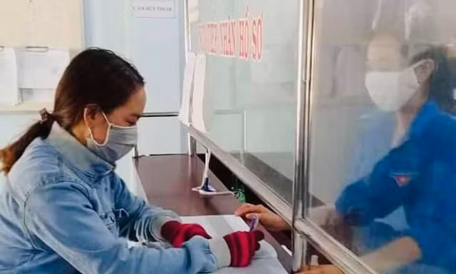 Tuổi trẻ Bình Thuận hỗ trợ người dân giải quyết thủ tục hành chính nhanh, gọn trong Ngày thứ 7 tình nguyện. 