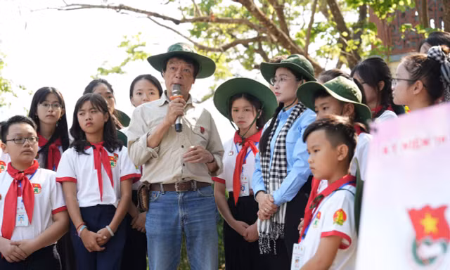 Con trai Đại tướng Võ Nguyên Giáp nói chuyện với thiếu nhi về Chiến thắng Điện Biên Phủ