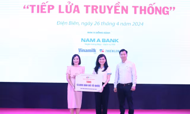 Trao tặng 13.000 bản đồ Tổ quốc cho các trường học trên cả nước