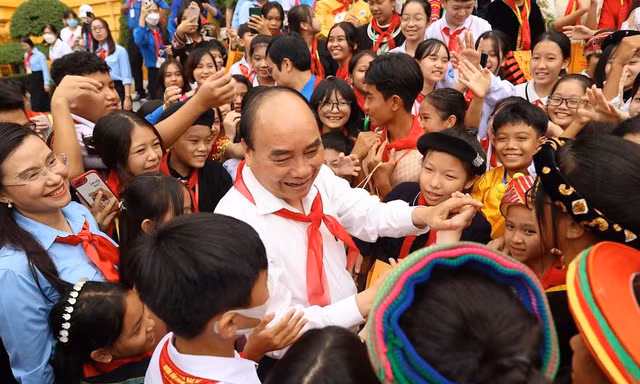 Chủ tịch nước Nguyễn Xuân Phúc: Học hành chăm chỉ là nền tảng để phát triển trong tương lai