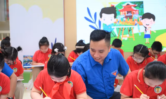 Học sinh Hà Nội tham gia Ngày hội sắc màu vẽ tranh về tình nguyện