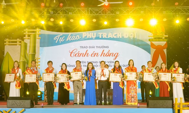 Vinh danh 20 giáo viên Tổng phụ trách Đội nhận giải thưởng Cánh én hồng 2023