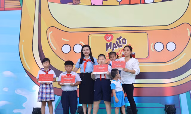 Hội đồng Đội Trung ương trao bảo trợ cho thiếu nhi mồ côi do đại dịch COVID-19