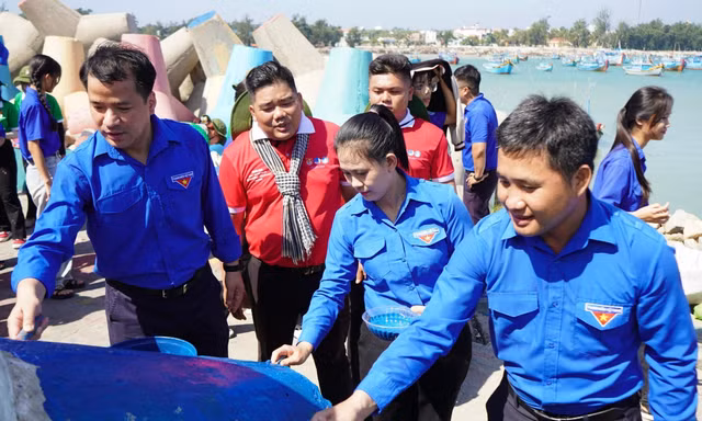 Bí thư T.Ư Đoàn Ngô Văn Cương thăm, tặng quà thanh niên tình nguyện trên đảo tiền tiêu Phú Quý