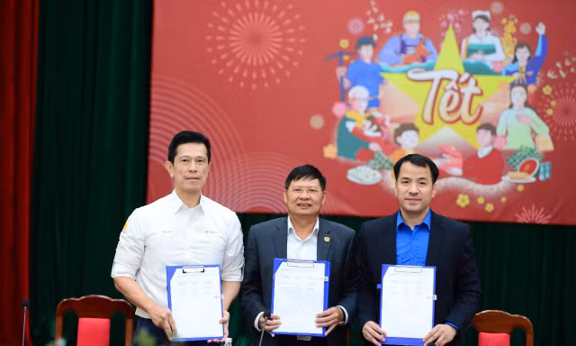 Trao quà cho 8.000 công nhân, người lao động trẻ khó khăn