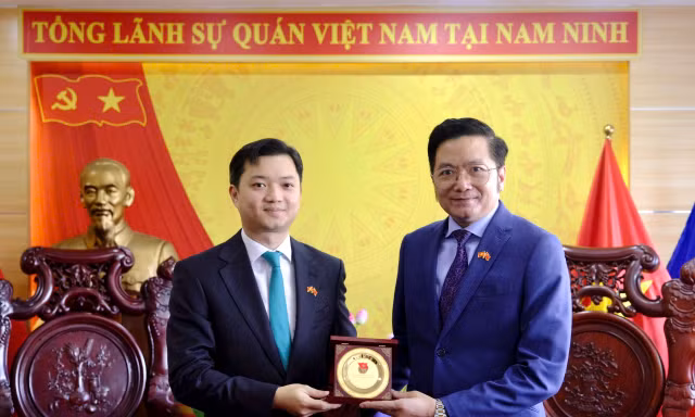 Bí thư Trung ương Đoàn chào xã giao Tổng lãnh sự Việt Nam tại Nam Ninh, Trung Quốc