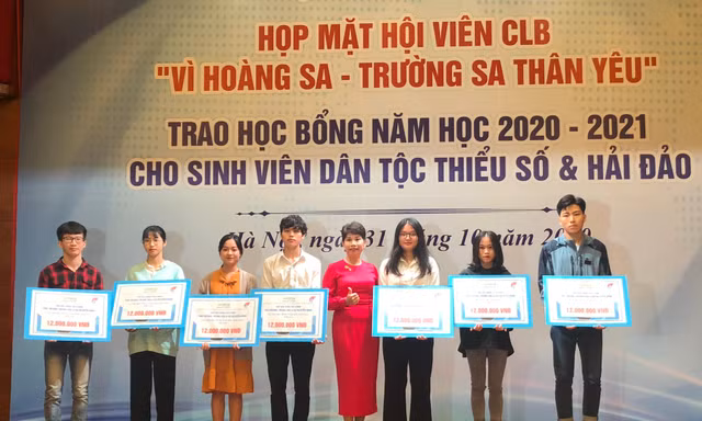 Em Hoàng Mai Trung Hiếu (ngoài cùng, bên phải) con trai Đại tá Liệt sĩ Hoàng Mai Vui, Phó trưởng phòng Xe máy, Cục Kỹ thuật Quân khu 4, hy sinh khi cứu hộ tại Rào Trăng 3, nhận học bổng Hỗ trợ sinh viên của Quỹ Vừ A Dính. 