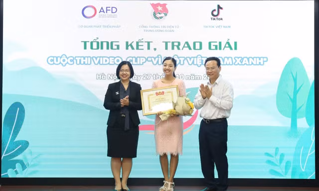 Ban tổ chức trao giải Nhất cho thí sinh Hoàng Minh Thủy.