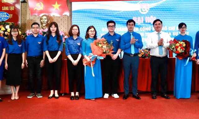 Các đại biểu tặng hoa chúc mừng BCH Đoàn Thanh niên Nhà xuất bản Chính trị quốc gia Sự thật tổ chức Đại hội lần thứ XI, nhiệm kỳ 2022 – 2027