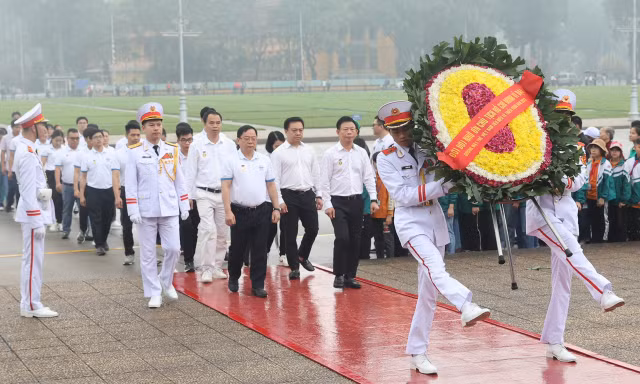 Đoàn đại biểu Gương mặt trẻ Việt Nam tiêu biểu báo công, vào Lăng viếng Chủ tịch Hồ Chí Minh