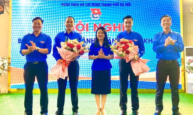 Thường trực Thành Đoàn Hà Nội tặng hoa chúc mừng 2 tân Phó Bí thư