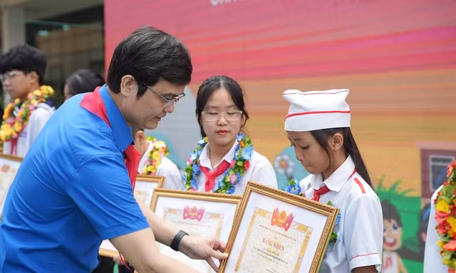 Anh Bùi Quang Huy, Ủy viên dự khuyết Ban T.Ư Đảng, Bí thư thường trực T.Ư Đoàn trao giải thưởng Kim Đồng cho các em đội viên và cán bộ chỉ huy Đội xuất sắc