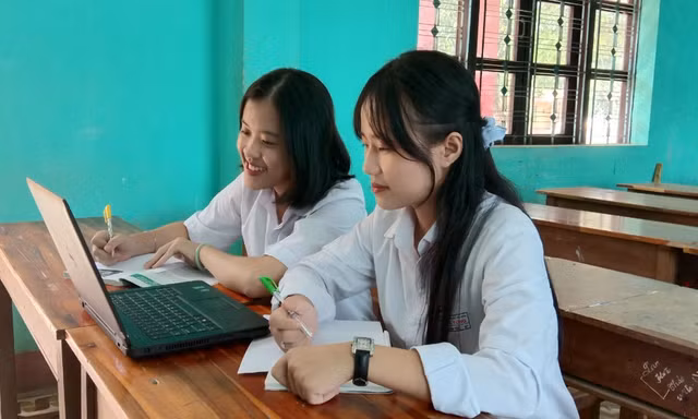 Học sinh trường THPT Cửa Tùng (huyện Vĩnh Linh, Quảng Trị) hào hứng học bản mềm Atlat Lịch sử 12 của thầy giáo Phan Khánh Hội. 