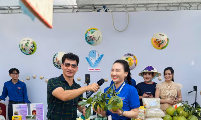 Nghệ sĩ Xuân Bắc, diễn viên Bảo Thanh livestream bán sản phẩm OCOP