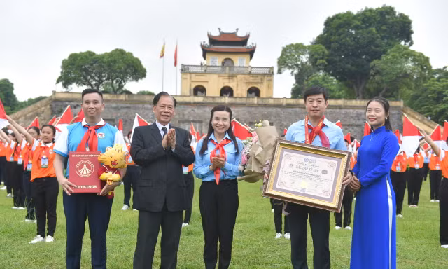 Màn đồng diễn cờ Semaphore của hàng trăm Chỉ huy Đội giỏi xác lập kỷ lục Việt Nam