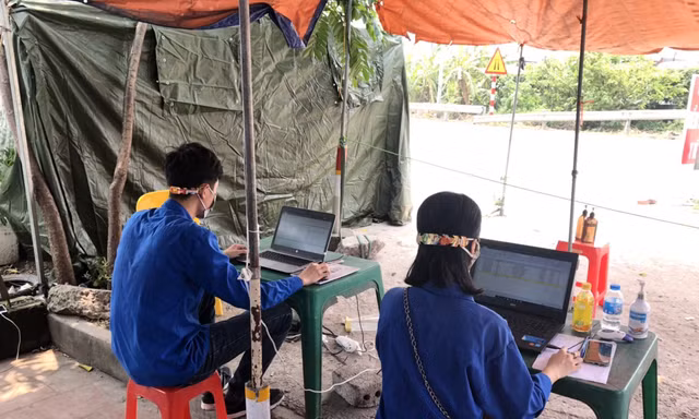 Các bạn tình nguyện viên Đoàn xã Hà Hồi, Thường Tín, Hà Nội dùng "tai giả" để đeo khẩu trang nhằm giảm tình trạng bị đau tai khi phải dùng khẩu trang cả ngày.