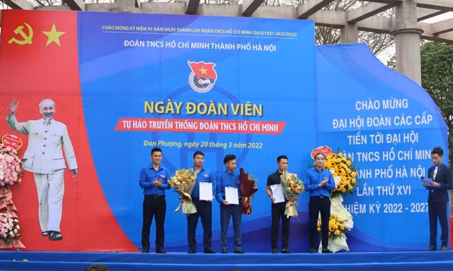 Trao quyết định thành lập ba tổ chức Đoàn, Hội tại các doanh nghiệp ngoài khu vực Nhà nước.