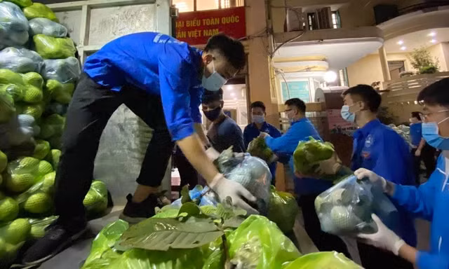 Thanh niên tình nguyện bốc dỡ, sắp xếp nông sản của người dân Hải Dương tại Hà Nội.
