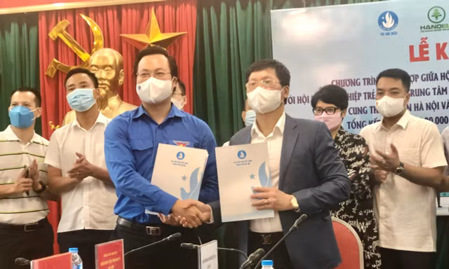 Hội Sinh viên TP Hà Nội ký kết chương trình phối hợp với Hội Doanh nghiệp trẻ Hà Nội.