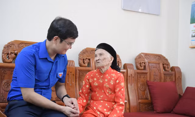  Bí thư thứ nhất T.Ư Đoàn thăm, tặng quà Mẹ Việt Nam Anh hùng
