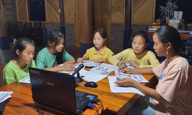 Buổi học trực tuyến tại lớp học Phúc Xá. Ảnh NVCC 