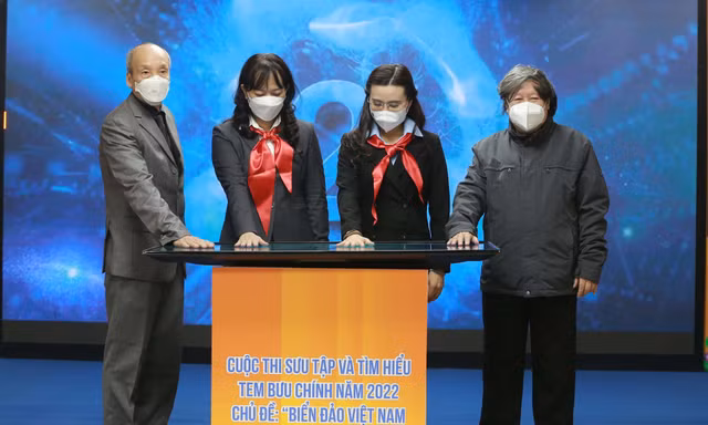 Các đại biểu phát động cuộc thi Sưu tập và tìm hiểu tem Bưu chính năm 2022 . Ảnh: Bảo Anh