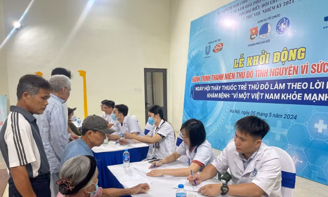 Y, bác sĩ từ 12 bệnh viện tuyến Trung ương khám bệnh miễn phí cho người dân
