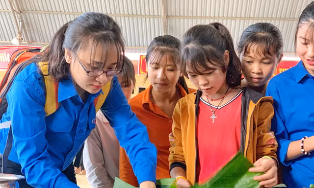 Các tình nguyện viên gói "Bánh chưng yêu thương" tặng thanh thiếu nhi có hoàn cảnh khó khăn, gia đình chính sách huyện Mường Khương, tỉnh Lào Cai.