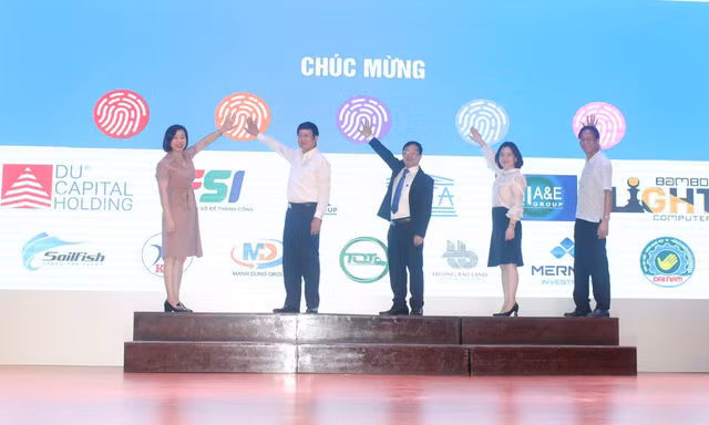 BTC thực hiện nghi thức phát động cuộc thi viết “Vượt lên số phận” lần thứ V. 