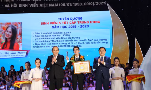 Ông Trương Hòa Bình, Ủy viên Bộ Chính trị, Phó Thủ tướng thường trực Chính phủ và anh Nguyễn Anh Tuấn, Bí thư thứ nhất T.Ư Đoàn, Chủ tịch T.Ư Hội LHTN Việt Nam trao tặng danh hiệu Sinh viên 5 tốt cấp T.Ư. Ảnh: Lâm Đăng Hải