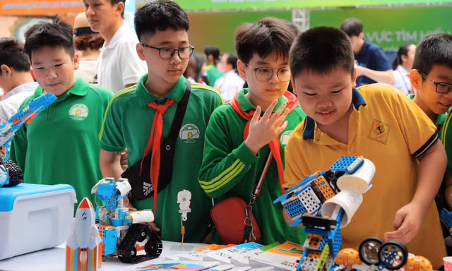 Robot dạy học bằng AI, xe tự hành, máy in 3D... hấp dẫn bạn trẻ