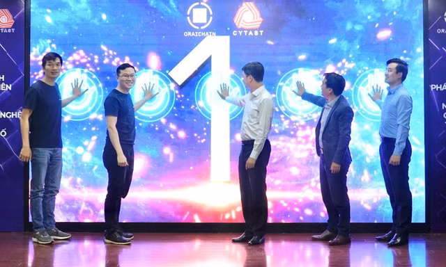 Các đại biểu nhấn nút khởi động Cuộc thi lập trình Oraichain Hackathon