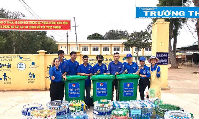 Các bạn trẻ tại xã Kim Long (huyện Châu Đức, Bà Rịa Vũng Tàu) hào hứng bên sản phẩm nhựa tái chế thành các chậu trồng hoa, thùng rác.
