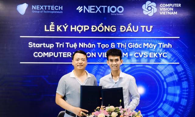 Ông Nguyễn Hoà Bình – Chủ tịch Tập đoàn NextTech- Sáng lập Quỹ Next100 và ông Nguyễn Văn Việt - CEO & Co-Founder Computer Vision Vietnam trong Lễ ký kết hợp đồng đầu tư.