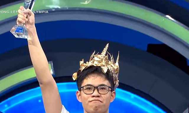 Vũ Bùi Đình Tùng (Chuyên Trần Phú, Hải Phòng) về nhất cuộc thi quý 2 Đường lên đỉnh Olympia
