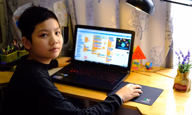 Cậu bé lớp 5 Nguyễn Phúc Minh Khang, học sinh lớp 5M trường, Tiểu học Dịch Vọng A (Cầu Giấy, Hà Nội) đã tự tìm tòi, thiết kế ra một số trò chơi điện tử mang thông điệp “Đánh bay COVID -19”