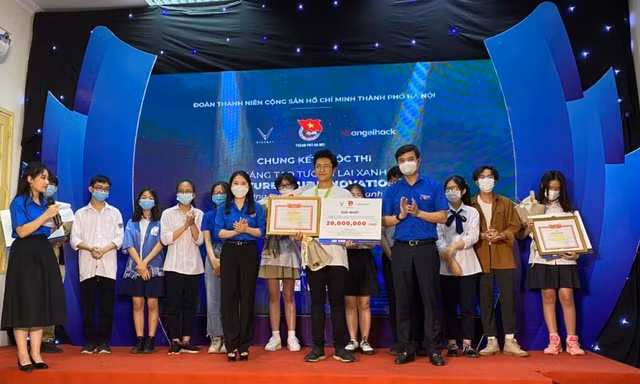 Anh Bùi Quang Huy, Ủy viên dự khuyết T.Ư Đảng, Bí thư Thường trực T.Ư Đoàn, Chủ tịch T.Ư Hội SVVN trao giải Nhất cho đội Planeteers.