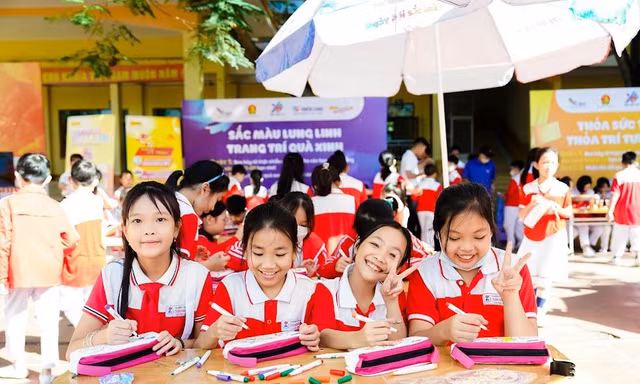 Thiếu nhi trổ tài vẽ tranh mừng Đại hội Đoàn